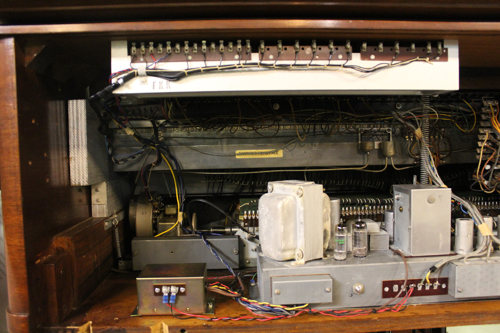 511 is a 1956 Hammond B-3 in a walnut finish. Serial #60061