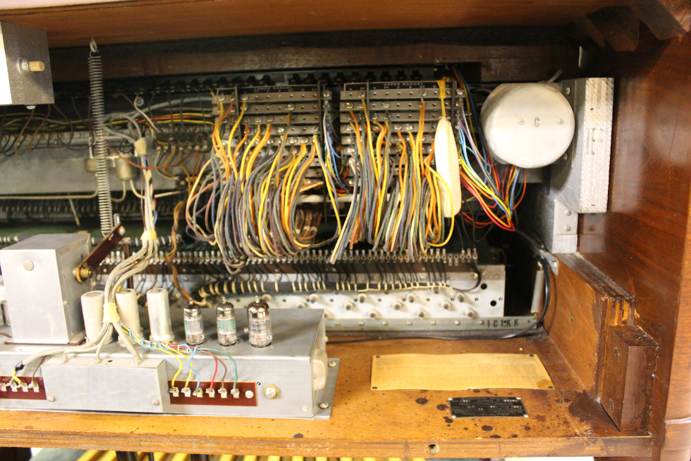 511 is a 1956 Hammond B3 in a walnut finish. Serial #60061