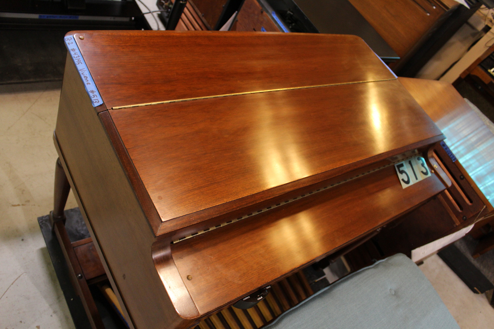 513 is a 1951 Hammond B-2 with smooth pulling drawbars, and is paired with a 125 Leslie that has been modified into a 142! !