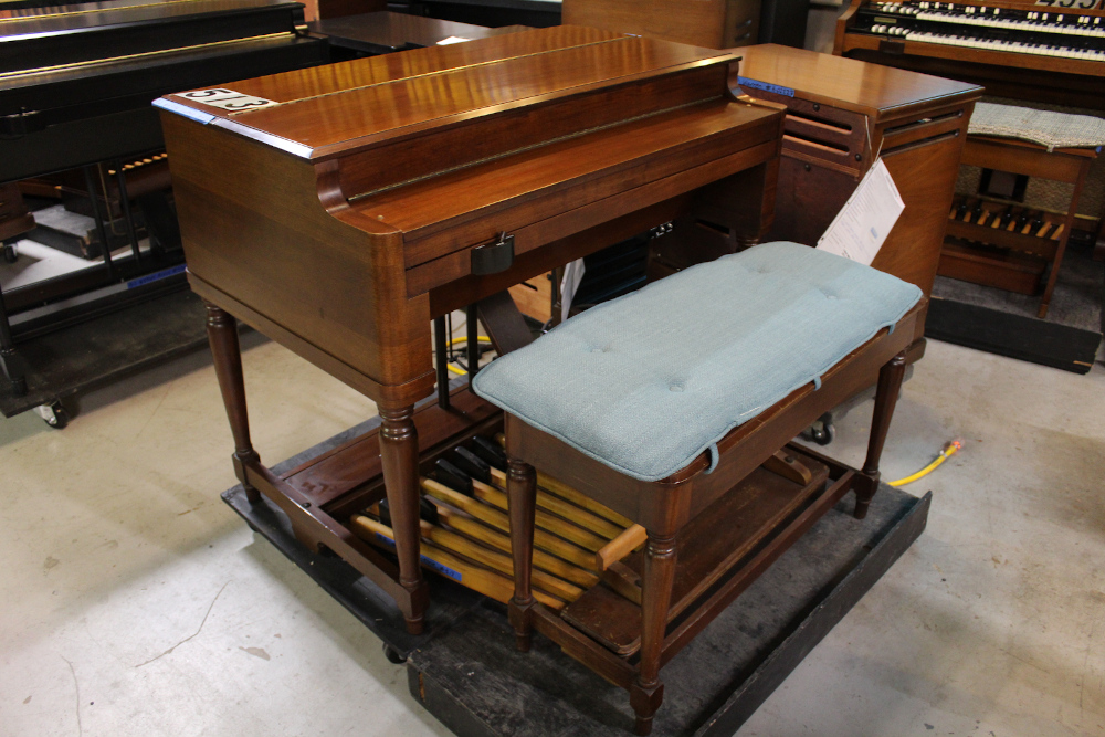 513 is a 1951 Hammond B2 with smooth pulling drawbars, and is paired with a 125 Leslie that has been modified into a 142! 