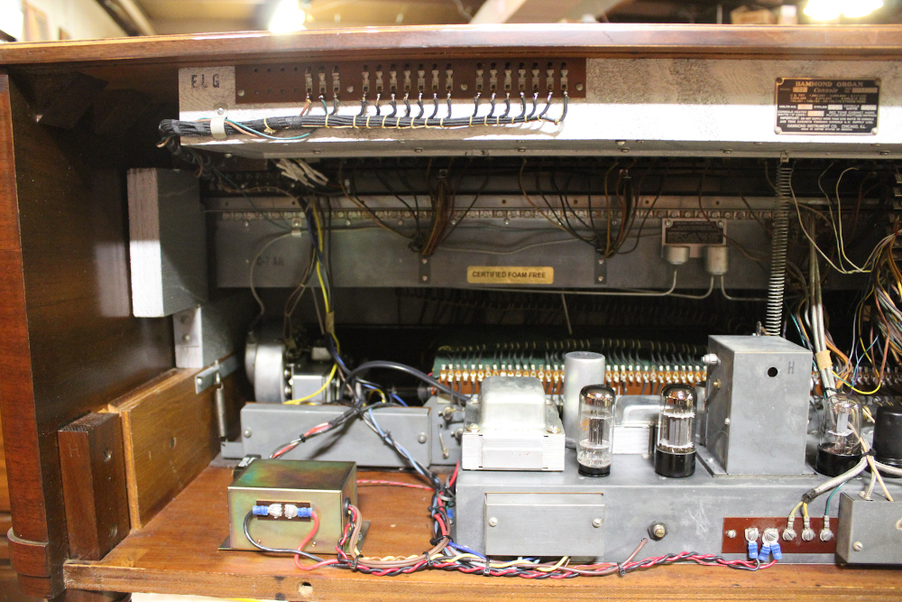 513 is a 1951 Hammond B-2 with smooth pulling drawbars, and is paired with a 125 Leslie that has been modified into a 142! !