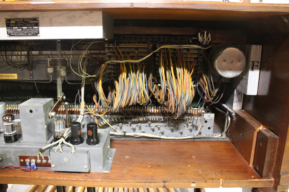 513 is a 1951 Hammond B2 with smooth pulling drawbars, and is paired with a 125 Leslie that has been modified into a 142! !