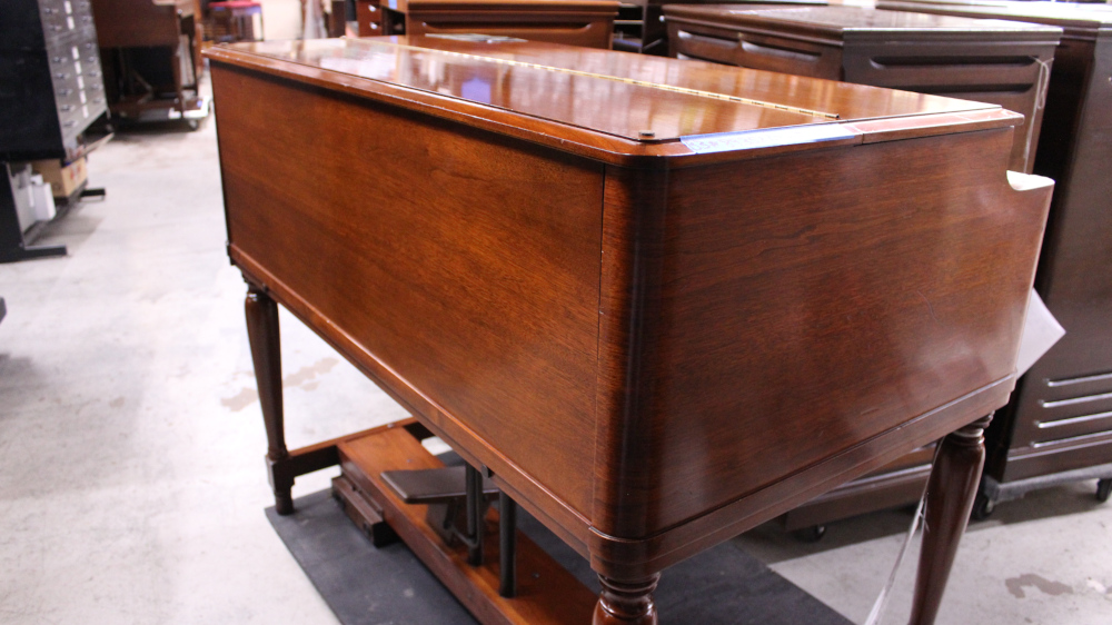 514 is a 1963 Hammond B3 in a Walnut finish.  Serial #89352
