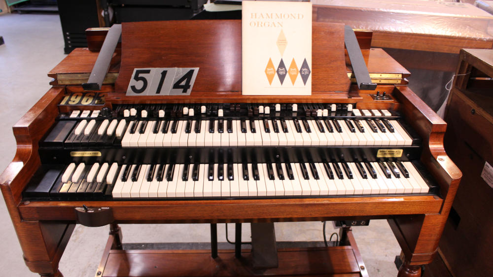 514 is a 1963 Hammond B3 in a Walnut finish.  Serial #89352