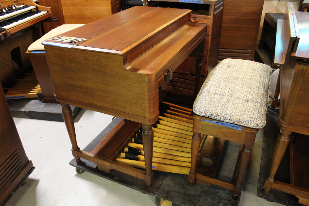516 is a 1954 Hammond B-2 with factory smooth drawbars!