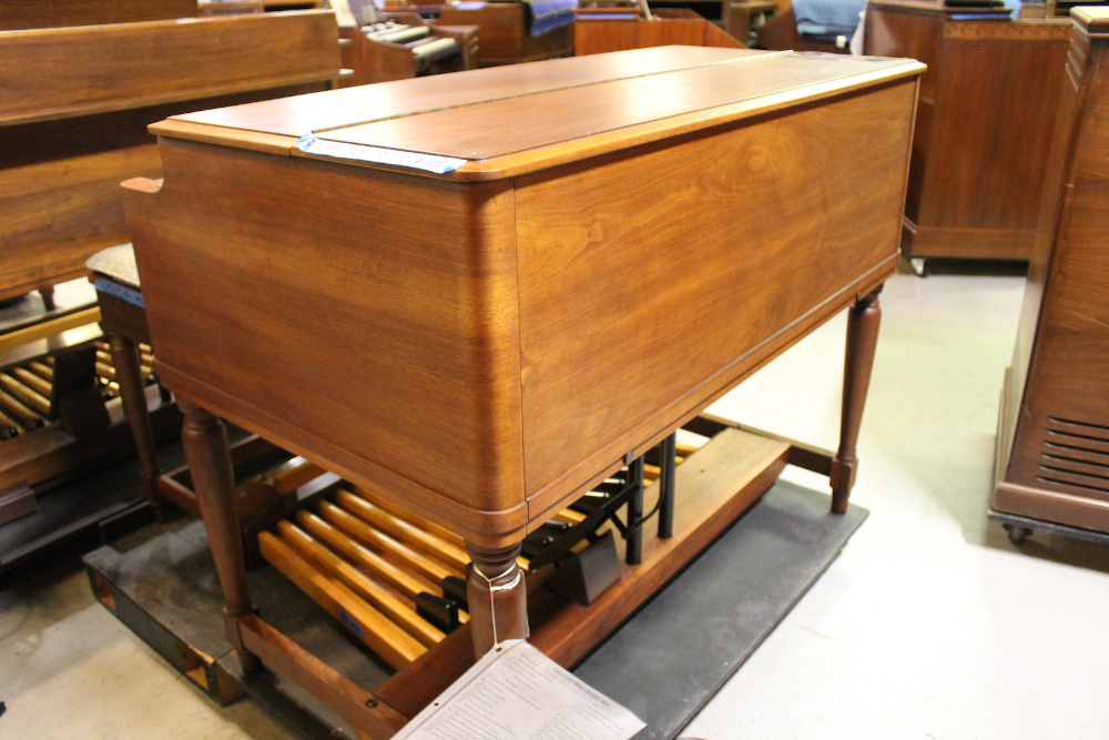 516 is a 1954 Hammond B2 with factory smooth drawbars!