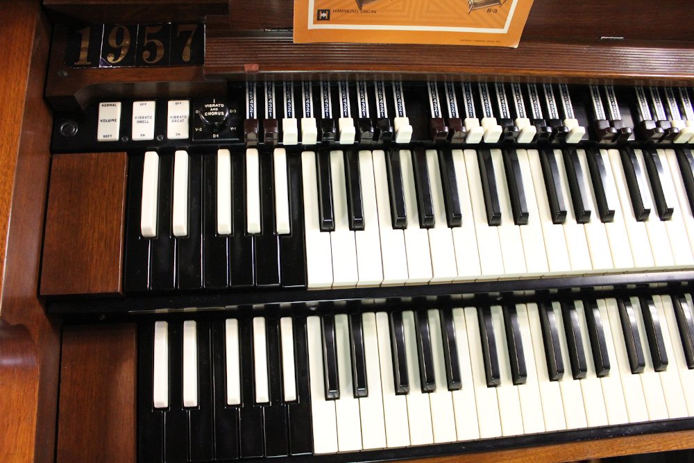 520 is a 1957 Hammond B3 with some minor sun fading. Serial #65965