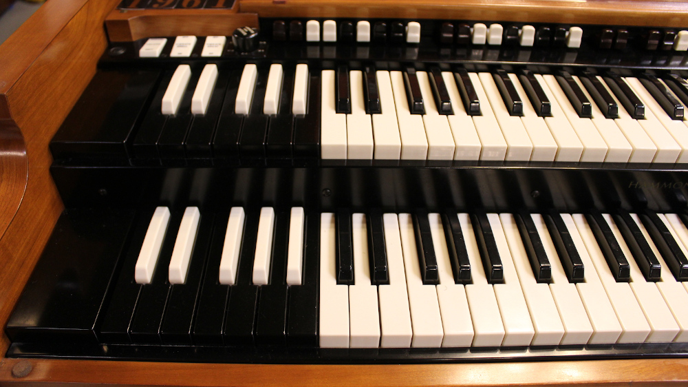 521 is a 1961 Hammond B-3 in a Fruitwood finish world class grain with 2 Leslie 122's.  