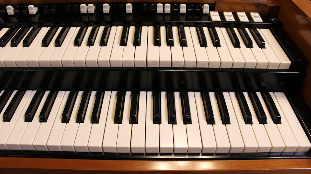 521 is a 1961 Hammond B3 in a Fruitwood finish world class grain with 2 Leslie 122's.  