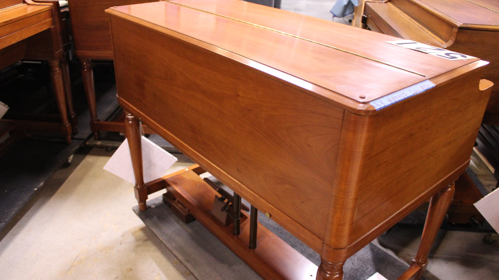 521 is a 1961 Hammond B-3 in a Fruitwood finish world class grain with 2 Leslie 122's.  