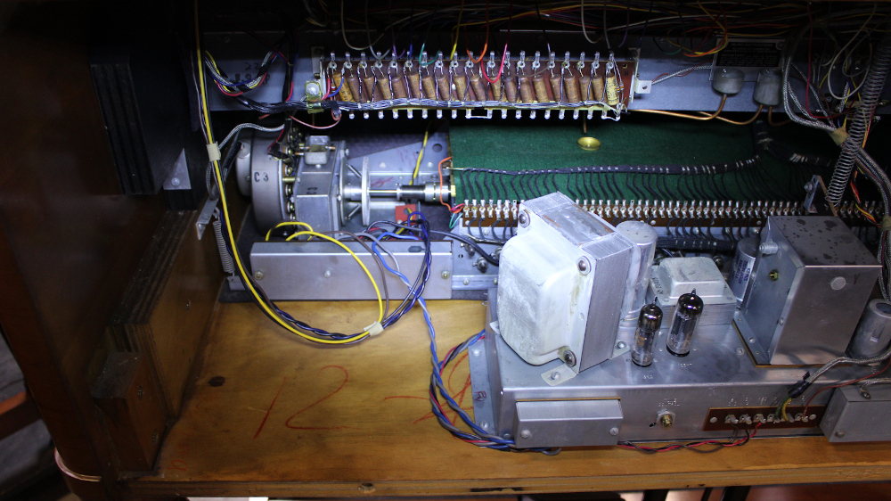 521 is a 1961 Hammond B3 in a Fruitwood finish world class grain with 2 Leslie 122's.  