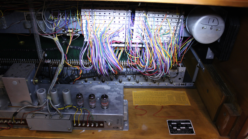 521 is a 1961 Hammond B-3 in a Fruitwood finish world class grain with 2 Leslie 122's.  