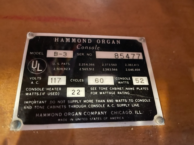 521 is a 1961 Hammond B3 in a Fruitwood finish world class grain with 2 Leslie 122's.  