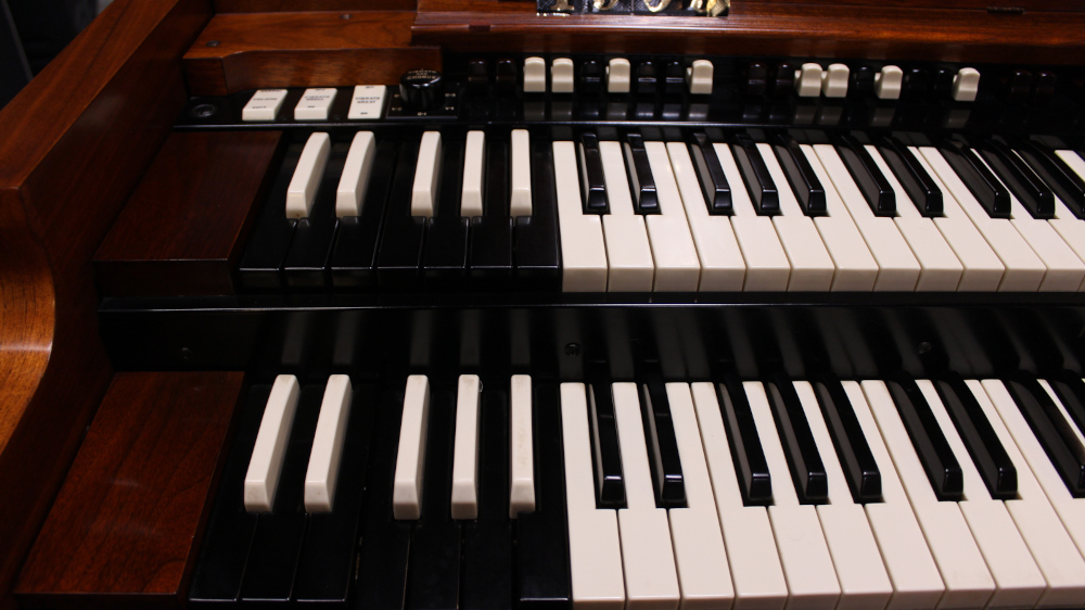 #523 is a Hammond B-3 in a Mahogany finish. Serial #79576