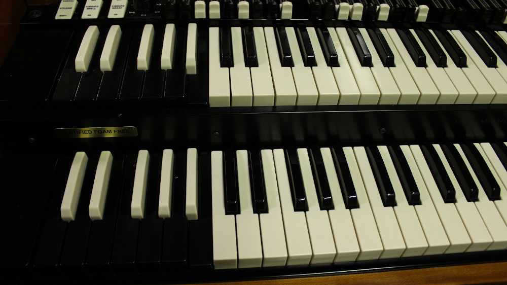 525 is a 1964 Hammond B3 in a fruitwood finish. Serial #93340