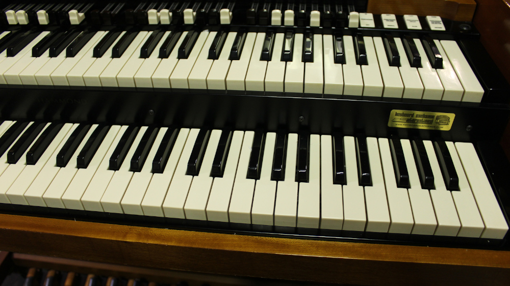 525 is a 1964 Hammond B3 in a fruitwood finish.