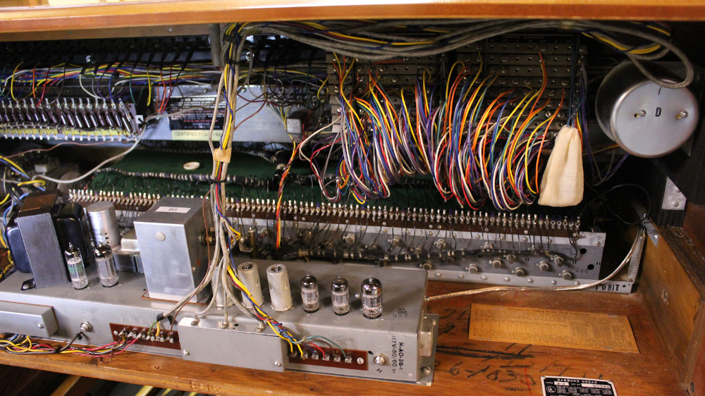 525 is a 1964 Hammond B3 in a fruitwood finish. Serial #93340