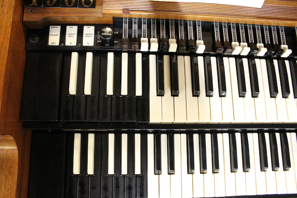 526 is a 1968 Hammond B-3 in a walnut finish. Serial #99856