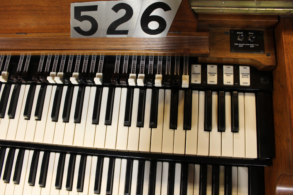 526 is a 1968 Hammond B3 in a walnut finish. Serial #99856
