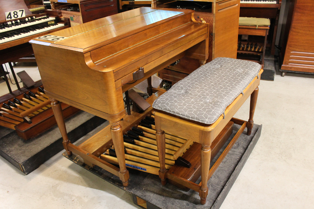 526 is a 1968 Hammond B3 in a walnut finish. Serial #99856