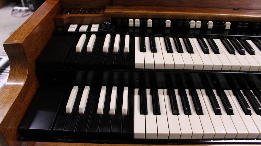 528 is a 1965 Hammond B3 in a Walnut finish.  Serial #94235