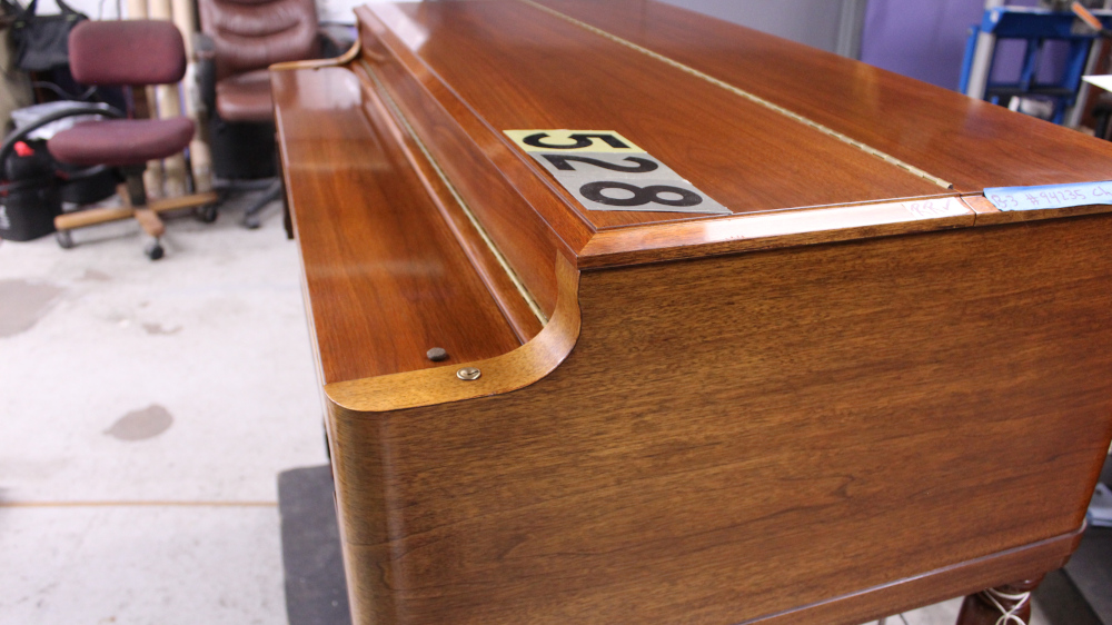 528 is a 1965 Hammond B3 in a Walnut finish.  Serial #94235