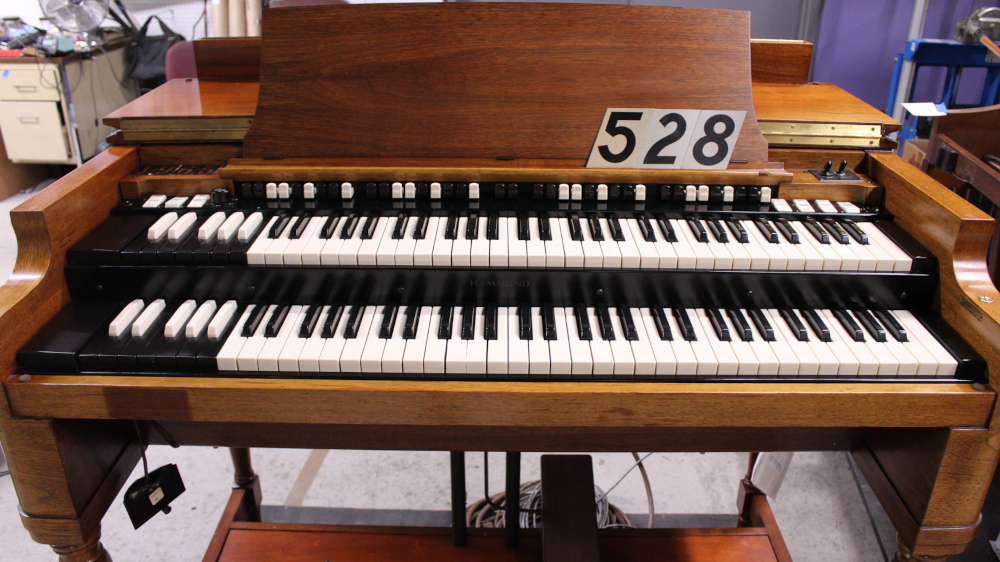 528 is a 1965 Hammond B3 in a Walnut finish.  Serial #94235