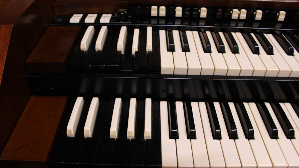 529 is a Hammond C2 in a Walnut finish.  Serial #47961