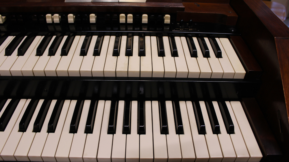 529 is a Hammond C2 in a Walnut finish.  Serial #47961