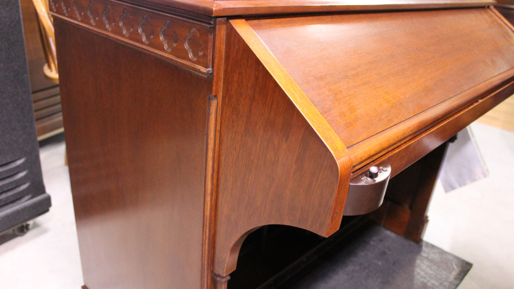 529 is a Hammond C2 in a Walnut finish.  Serial #47961