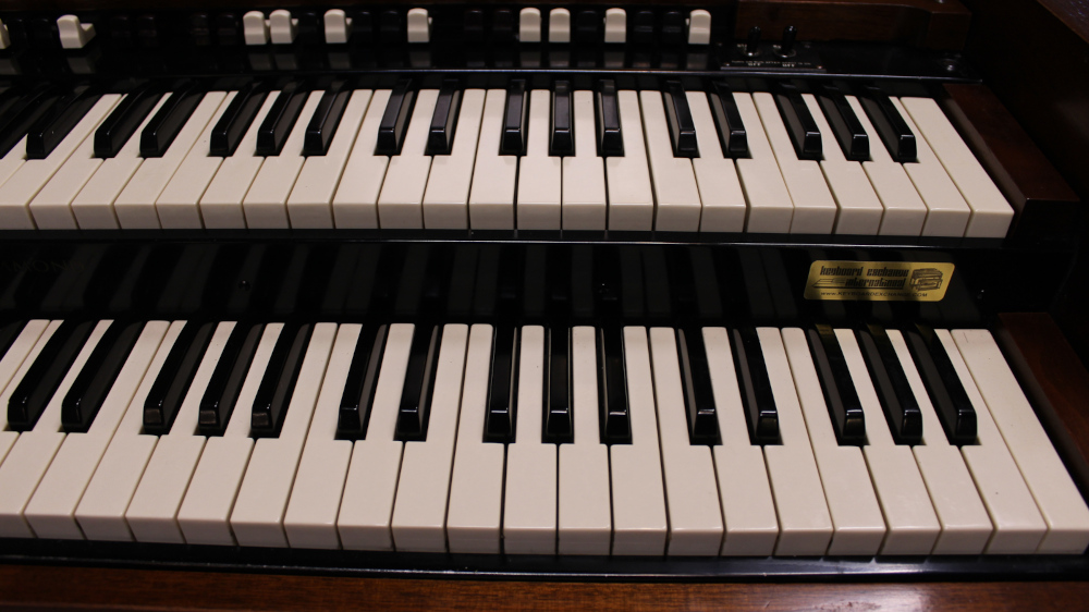 530 is a 1951 Hammond B2 in a Walnut finish.