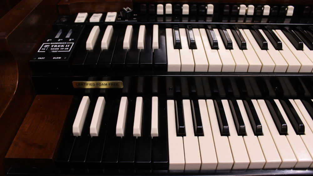 530 is a 1951 Hammond B2 for sale in a Walnut finish.