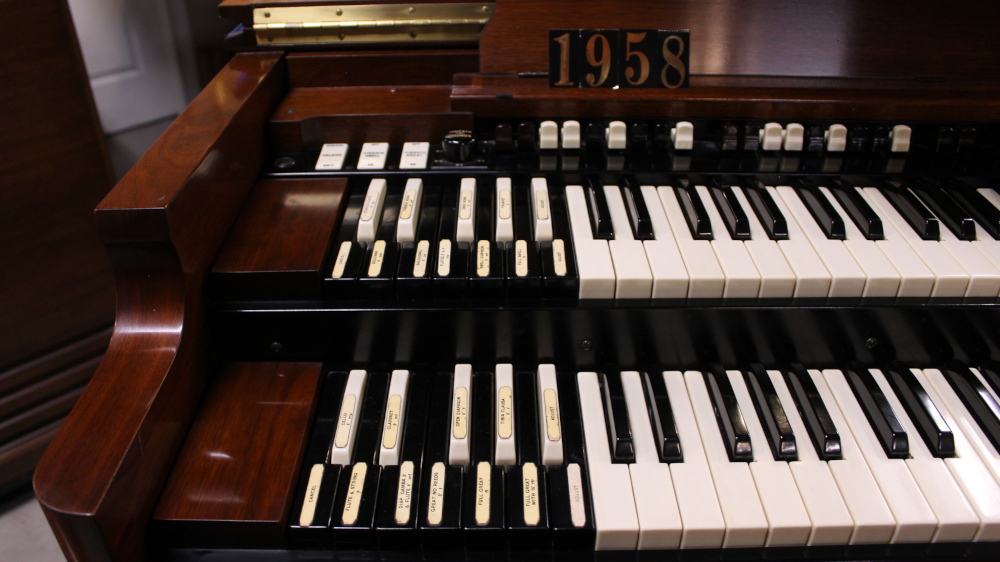 #533 is a Hammond B3 in a Mahogany finish. Serial #73938