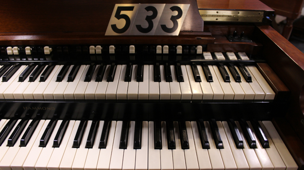 #533 is a Hammond B-3 in a Mahogany finish. Serial #73938