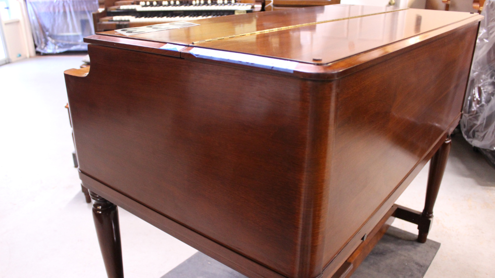 #533 is a Hammond B-3 in a Mahogany finish. Serial #73938