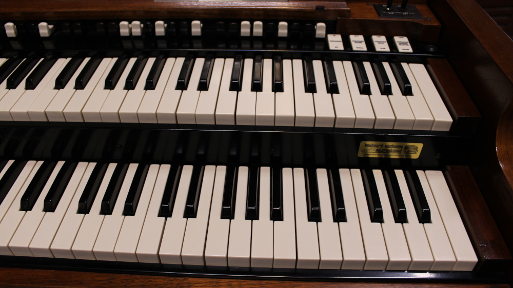 550 is a 1954 Hammond B2 cabinet with A-100 Parts (Similar to B-3).  Serial #54487