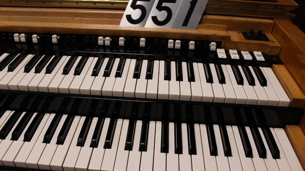 551 is a Hammond C3 in a Blond finish. Serial #69979
