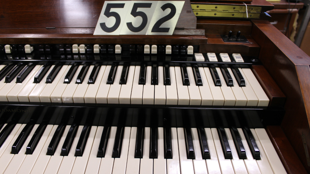 552 is a Hammond C3 in a Walnut finish. Serial #58558
