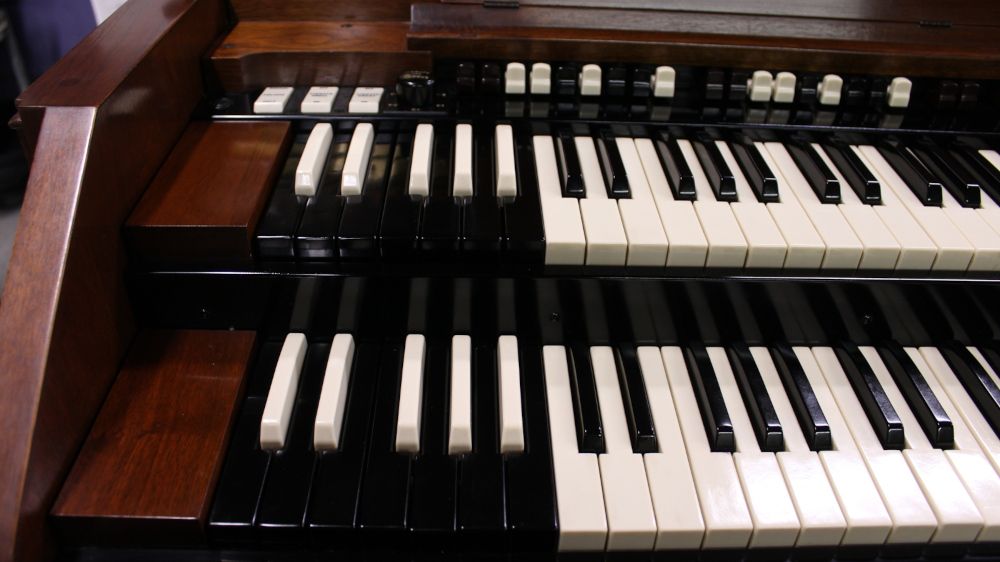 552 is a Hammond C3 in a Walnut finish. Serial #58558