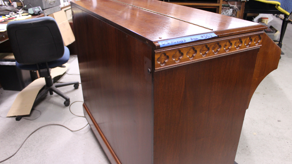 552 is a Hammond C3 in a Walnut finish. Serial #58558