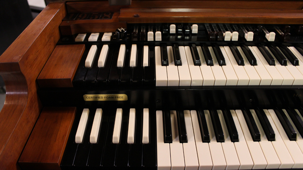 553 is a Hammond B3 in a Fruitwood finish. Serial #75797
