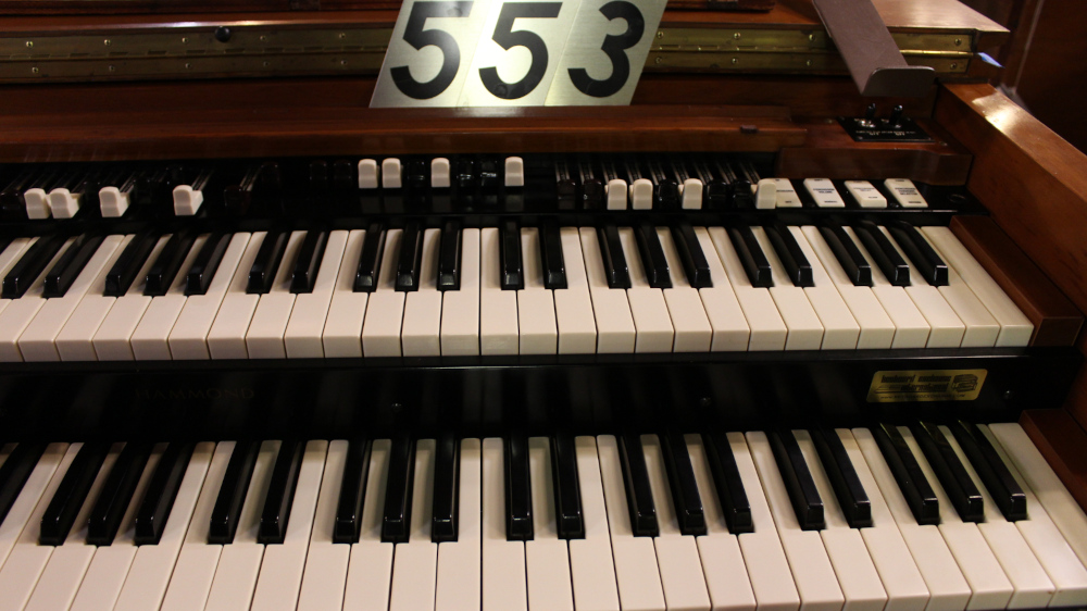 553 is a Hammond B3 in a Fruitwood finish. Serial #75797