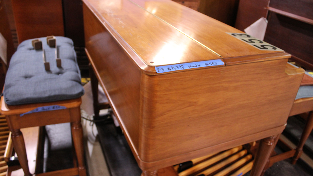 553 is a Hammond B3 in a Fruitwood finish. Serial #75797