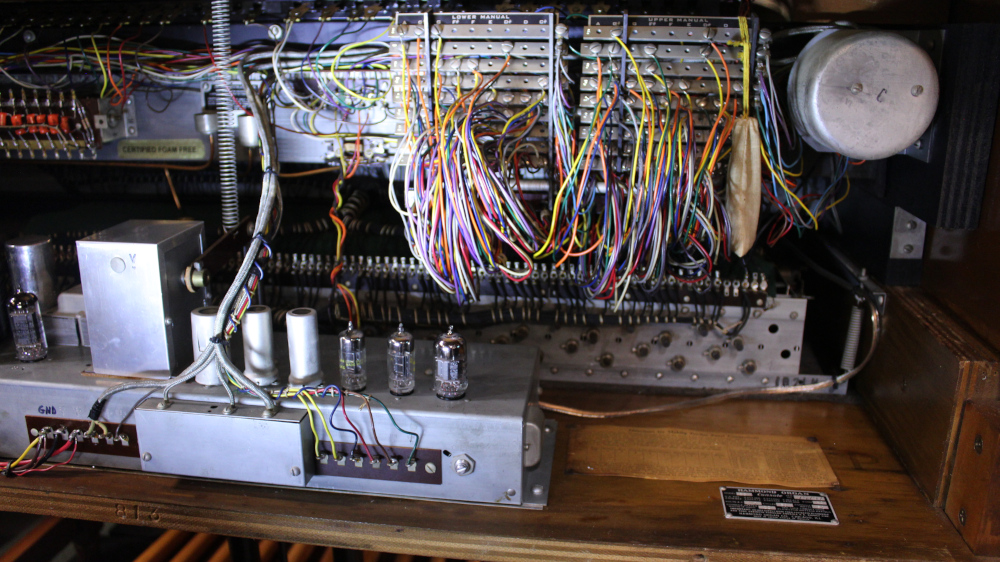 553 is a Hammond B3 in a Fruitwood finish. Serial #75797