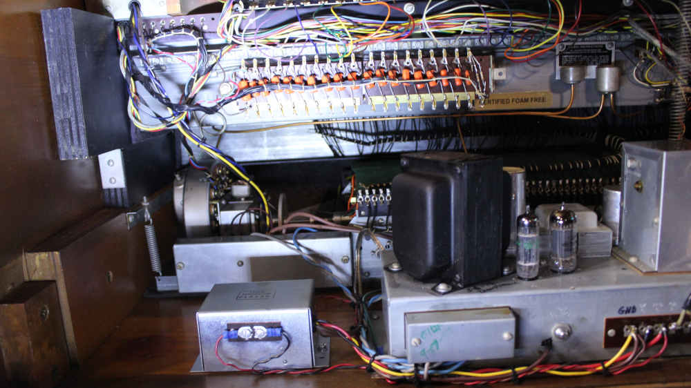 553 is a Hammond B3 in a Fruitwood finish. Serial #75797