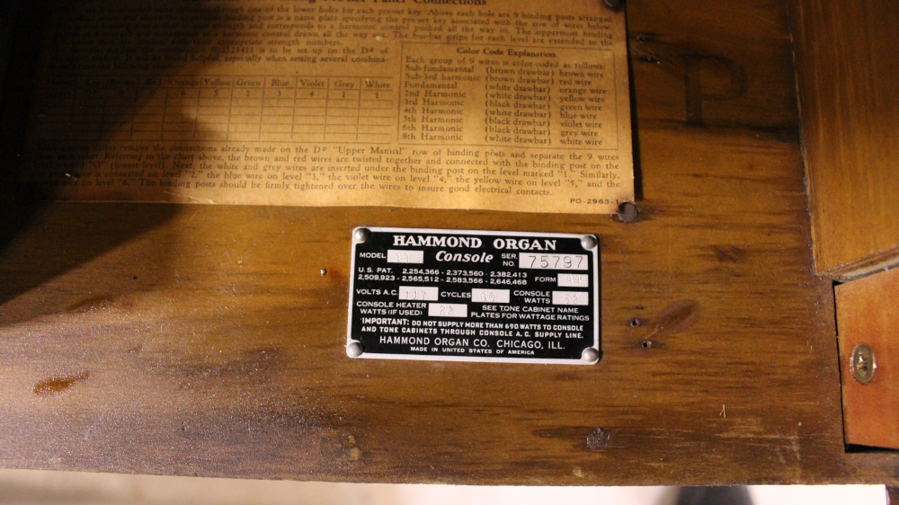 553 is a Hammond B3 in a Fruitwood finish. Serial #75797