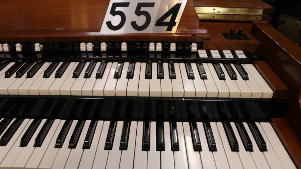 554 is a 1958 Hammond B3 in a Walnut finish.  Serial #75782