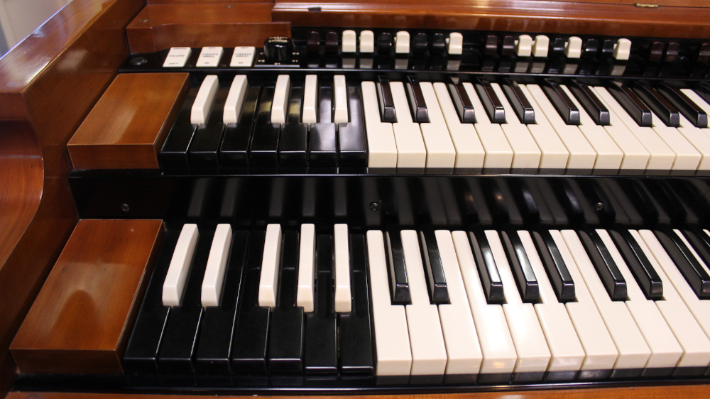 554 is a 1958 Hammond B3 in a Walnut finish.  Serial #75782