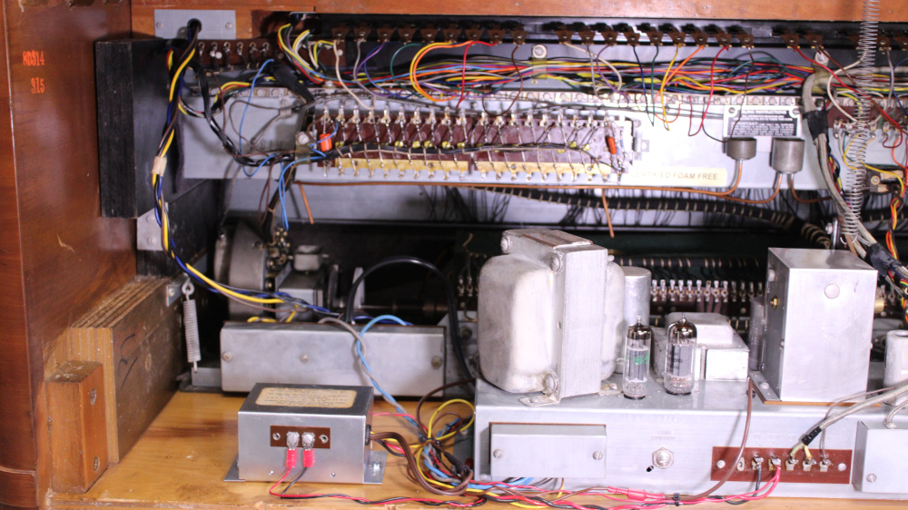 554 is a 1958 Hammond B3 in a Walnut finish.  Serial #75782