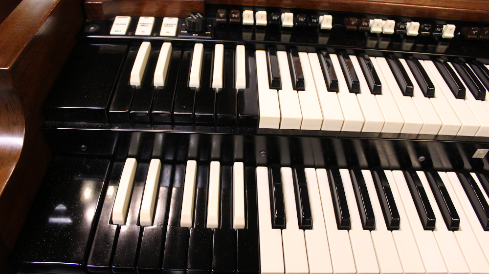 556 is a 1971 Hammond B3 in a Walnut finish close to MINT condition with Leslie 122. Serial #C-155500